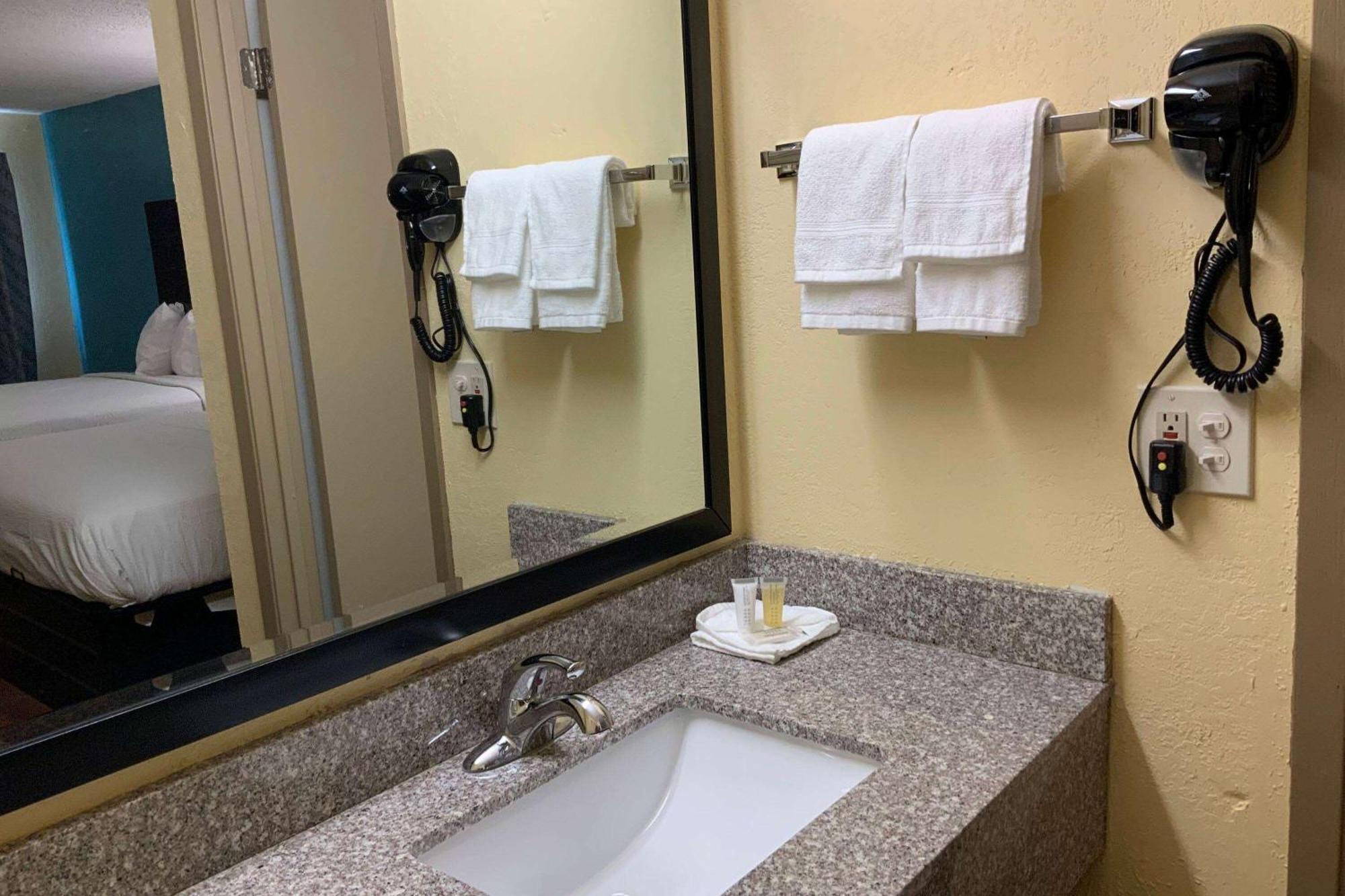 Days Inn By Wyndham Troy Il מראה חיצוני תמונה